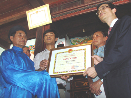 ກະຊວງການຕ່າງປະເທດ ມອບໃບຍ້ອງຍໍວົງຕະກຸນ Dang ຢູ່ເມືອງເກາະ ຫຼີເຊີນ